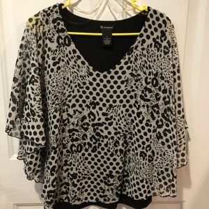 Black and white leopard-like printed cape